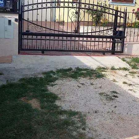1 شقة