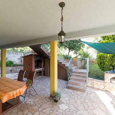 1 Διαμέρισμα *