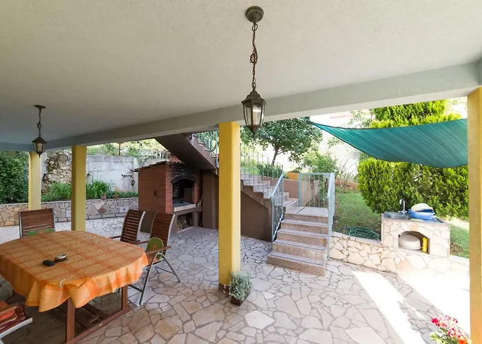 1 Διαμέρισμα *